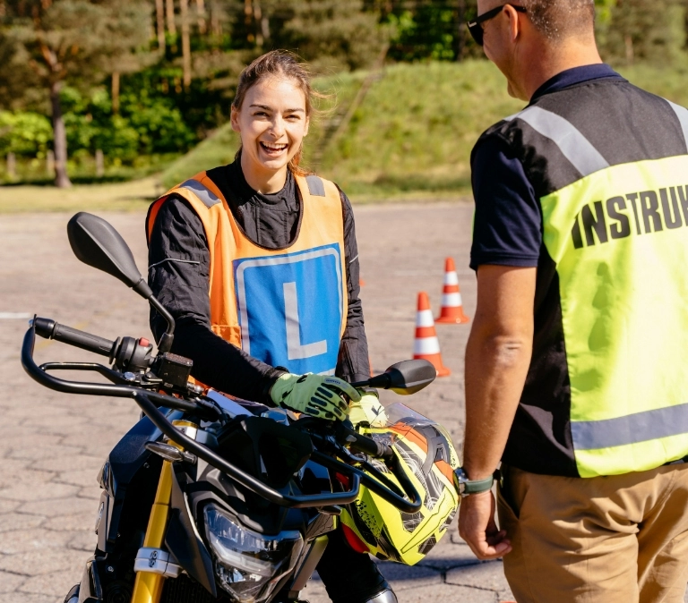 Uśmiechnięta kobieta na motorze